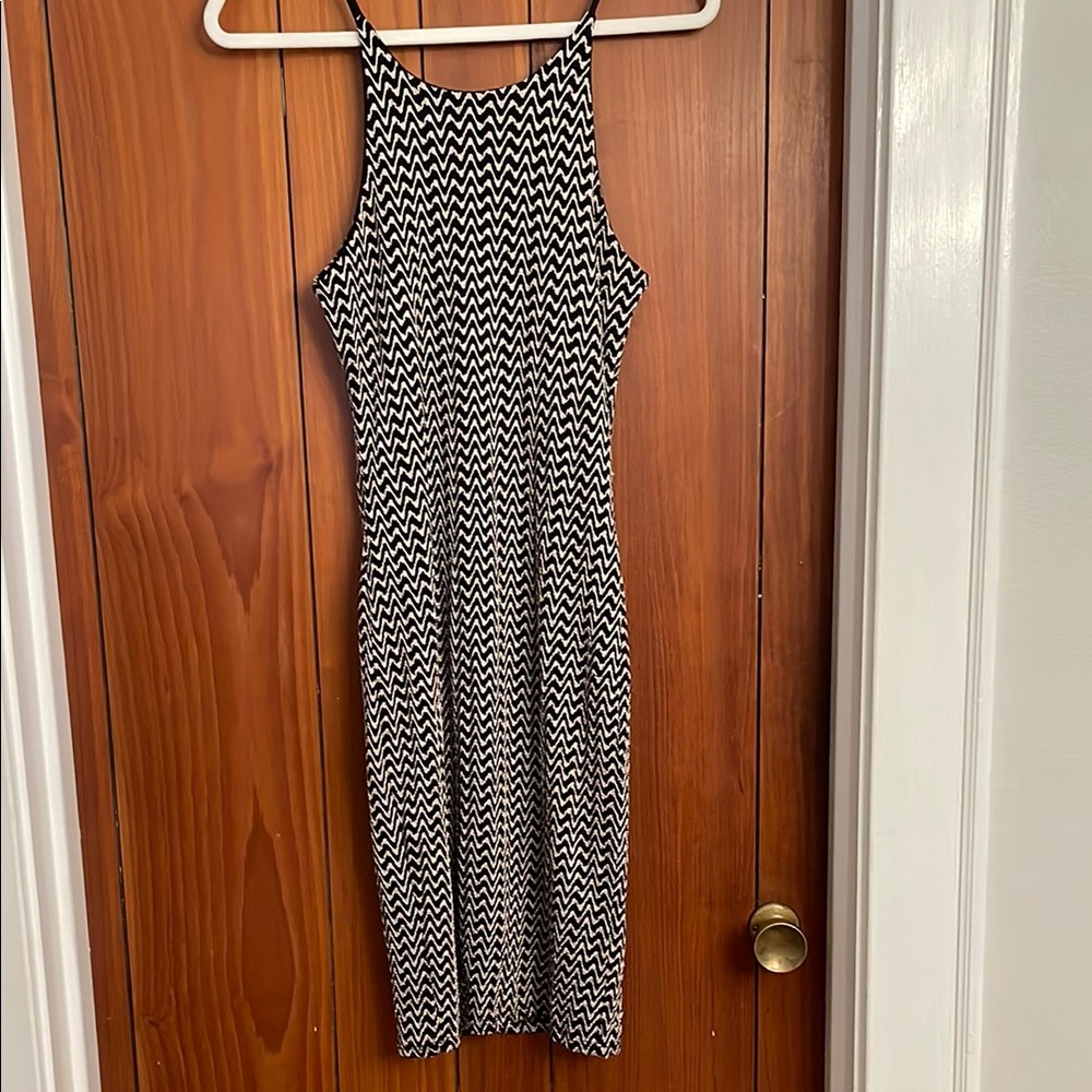 Black and Metallic Fitted Chevron Halter Dress - Picture 5 of 5